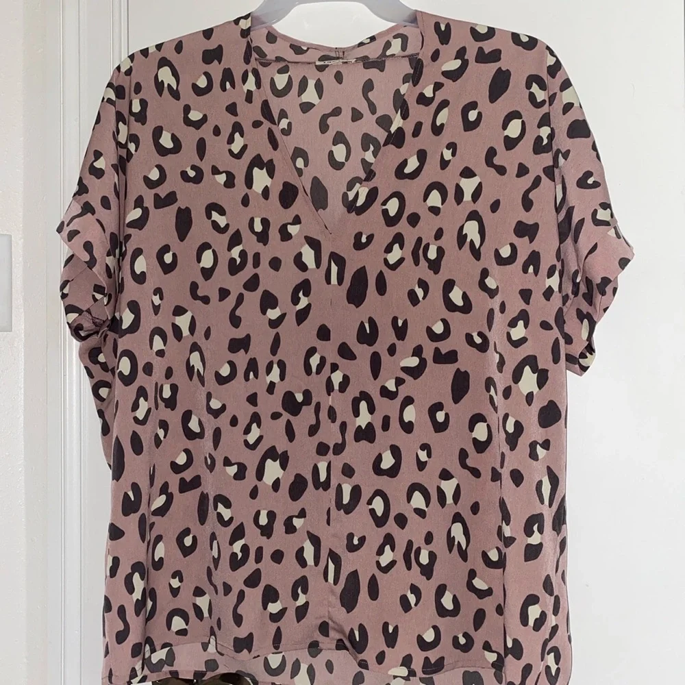 Jodifl Womens Pink Leopard Print V-Neck Blouse - Picture 1 of 3